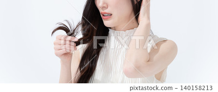 受頭髮受損困擾的女性 140158213
