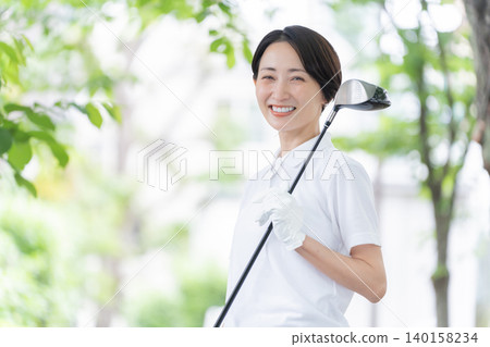 微笑的女人打高爾夫球 微笑的女人打高爾夫球 140158234