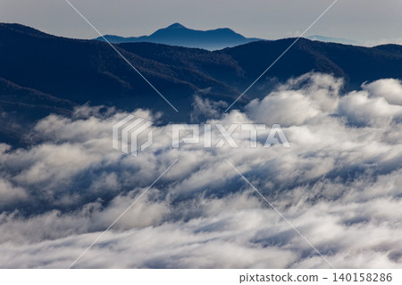 Morning sea of clouds as seen from the summit of Mt. Akagi and Mt. Kurohime 140158286