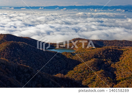 從赤城山和黑姬山的山頂可以眺望小沼湖、雲海和奧多摩山脈。 從赤城山和黑姬山的山頂可以眺望小沼湖、雲海和奧多摩山脈。 140158289