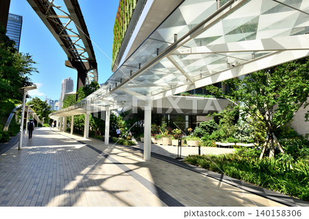 The design roof of the new pedestrian walkway at Hamamatsucho Station offers a view looking up at the monorail. The design roof of the new pedestrian walkway at Hamamatsucho Station offers a view looking up at the monorail. 140158306