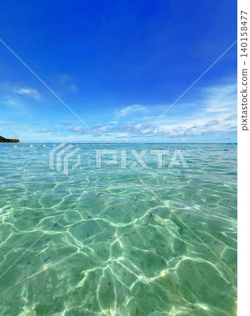 清澈透明的海景，小魚在蔚藍的海洋和天空中游弋。 140158477