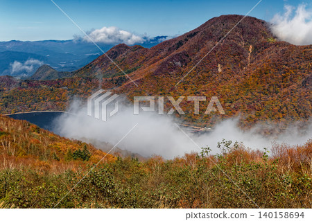 從地藏山上看到的景象:赤城山、黑姬山和大沼湖籠罩在雲霧之中。 從地藏山上看到的景象:赤城山、黑姬山和大沼湖籠罩在雲霧之中。 140158694