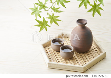 一套清酒器具,包括酒杯和酒壺,代表了日本清酒的形象。 一套清酒器具,包括酒杯和酒壺,代表了日本清酒的形象。 140159280