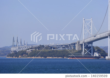 從瀨戶大橋紀念公園眺望瀨戶大橋和吉島。 從瀨戶大橋紀念公園眺望瀨戶大橋和吉島。 140159509