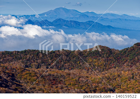 從赤城山和駒岳眺望淺間山,秋色正濃。 從赤城山和駒岳眺望淺間山,秋色正濃。 140159522