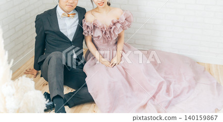 新郎新娘在影棚拍攝婚紗照(婚前寫真,婚禮攝影) 新郎新娘在影棚拍攝婚紗照(婚前寫真,婚禮攝影) 140159867