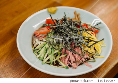 配料豐富的冷拉麵 配料豐富的冷拉麵 140159967