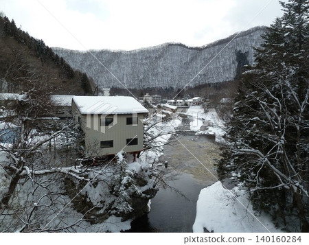 View of the snow-covered Nishikawa Onsenkyo hot spring resort from Tenrakudo Suspension Bridge (Nikko City, Tochigi Prefecture) 140160284