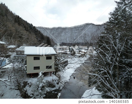 View of the snow-covered Nishikawa Onsenkyo hot spring resort from Tenrakudo Suspension Bridge (Nikko City, Tochigi Prefecture) 140160385