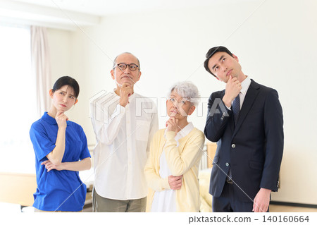 在養老院中掙扎的亞裔家庭和護理人員 140160664
