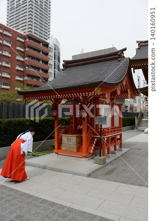 Shrine maidens praying at Suiten-gu Shrine Shrine maidens praying at Suiten-gu Shrine 140160951