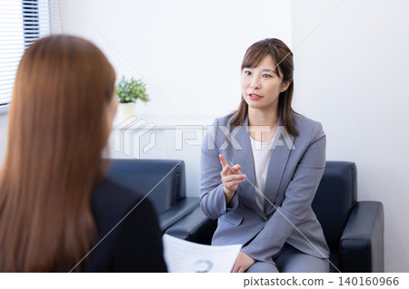 從事商業、銷售或談判的女性。 從事商業、銷售或談判的女性。 140160966
