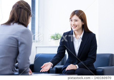 從事商業、銷售或談判的女性。 從事商業、銷售或談判的女性。 140160970