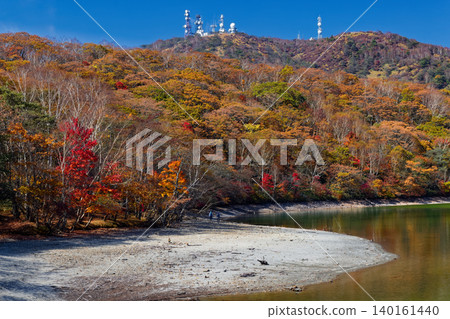 Autumn foliage of Mt. Akagi and Mt. Jizodake as seen from the shore of Lake Konuma 140161440