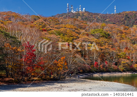 從小沼湖岸邊眺望赤城山和地藏岳的秋葉 140161441