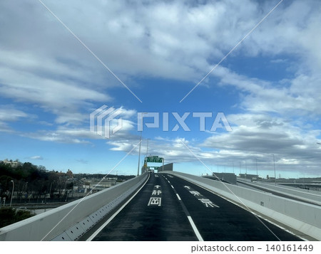 通往藍天和交通基礎設施的城市高速公路匝道 140161449