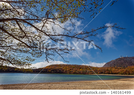 赤城山和小沼湖的秋葉景色 140161499