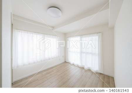 陽光透過蕾絲窗簾灑進公寓房間,房間裡鋪著木紋軟墊地板。 陽光透過蕾絲窗簾灑進公寓房間,房間裡鋪著木紋軟墊地板。 140161543
