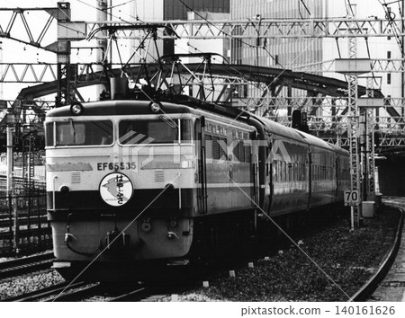 EF65-535 locomotive pulls the Hayabusa sleeper express train with 24 series passenger cars (Tamachi Station) EF65-535 locomotive pulls the Hayabusa sleeper express train with 24 series passenger cars (Tamachi Station) 140161626