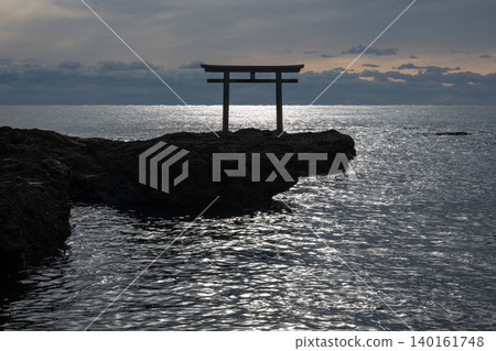 清晨,矗立在大洗海岸的鳥居。 清晨,矗立在大洗海岸的鳥居。 140161748