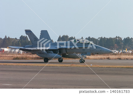 一架美國海軍陸戰隊的F/A-18D「大黃蜂」偵察機正在滑行。 一架美國海軍陸戰隊的F/A-18D「大黃蜂」偵察機正在滑行。 140161783
