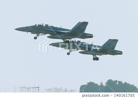 美國海軍陸戰隊F/A-18D「大黃蜂」戰鬥機編隊起飛。 美國海軍陸戰隊F/A-18D「大黃蜂」戰鬥機編隊起飛。 140161785