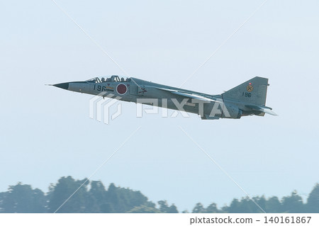 一架日本航空自衛隊T-2教練機正在起飛。 一架日本航空自衛隊T-2教練機正在起飛。 140161867
