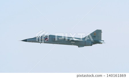 一架日本航空自衛隊T-2教練機正在起飛。 一架日本航空自衛隊T-2教練機正在起飛。 140161869