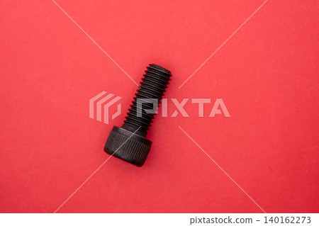 紅色背景中的六角螺栓螺母 紅色背景中的六角螺栓螺母 140162273