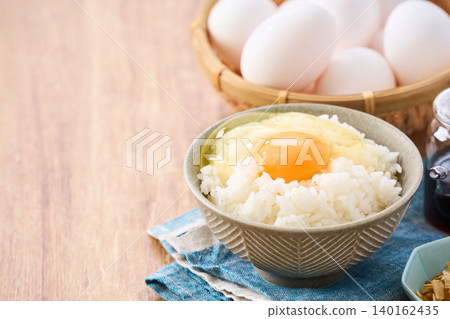 雞蛋蓋飯:一份早餐,由白米飯和生雞蛋盛在碗中製成。 雞蛋蓋飯:一份早餐,由白米飯和生雞蛋盛在碗中製成。 140162435