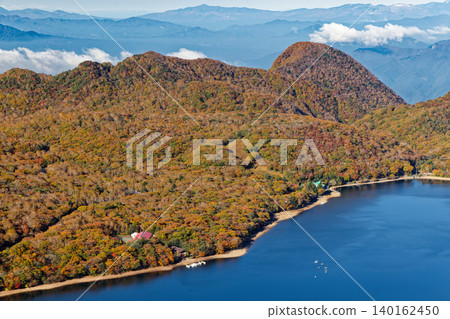 鈴岳和大沼湖的秋葉,以及從赤城山和駒岳遠眺的東山。 鈴岳和大沼湖的秋葉,以及從赤城山和駒岳遠眺的東山。 140162450