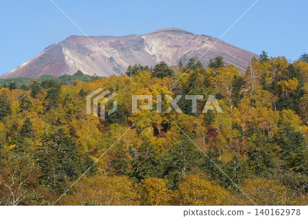 Autumn in Hokkaido: Autumn foliage and Mount Asahidake Autumn in Hokkaido: Autumn foliage and Mount Asahidake 140162978