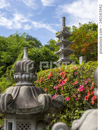 寺廟石塔和杜鵑花 寺廟石塔和杜鵑花 140163942
