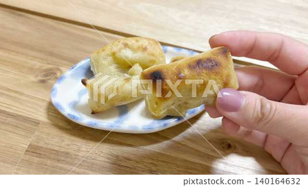 一隻手正在吃冠可羅年糕(左邊緣) 一隻手正在吃冠可羅年糕(左邊緣) 140164632