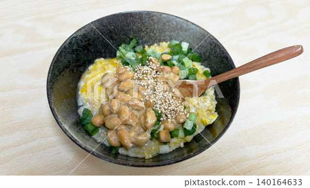 米飯上放入納豆、雞蛋和蔥花(比例為 16:9) 米飯上放入納豆、雞蛋和蔥花(比例為 16:9) 140164633