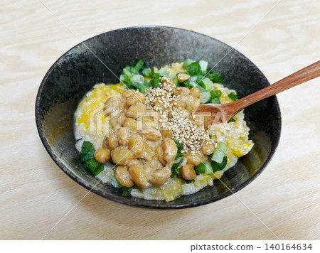 米飯配納豆、雞蛋和蔥花。 米飯配納豆、雞蛋和蔥花。 140164634