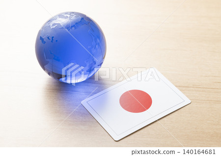 一個玻璃地球儀和日本國旗 一個玻璃地球儀和日本國旗 140164681