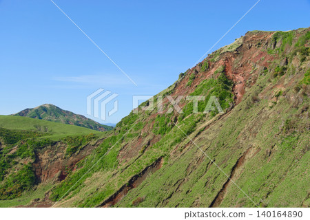 從熊本縣阿蘇山古三池火山口群附近可以看到木島山和遠處的烏羽星山。 從熊本縣阿蘇山古三池火山口群附近可以看到木島山和遠處的烏羽星山。 140164890