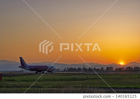黃昏時的仙台機場:夕陽西下,飛機滑行,宮城縣名取市 黃昏時的仙台機場:夕陽西下,飛機滑行,宮城縣名取市 140165125
