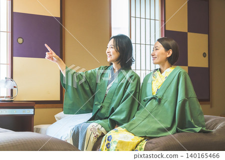 一位中年婦女在飯店房間放鬆休息。 140165466