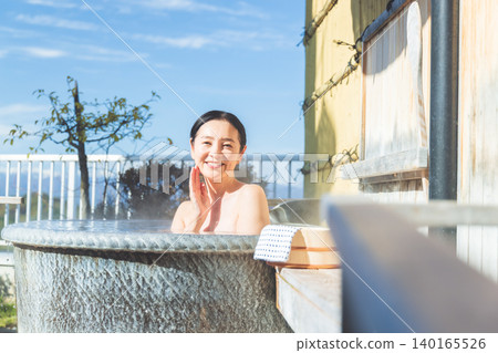 一個女人進入溫泉 140165526