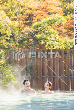 露天浴池的女人 140165529
