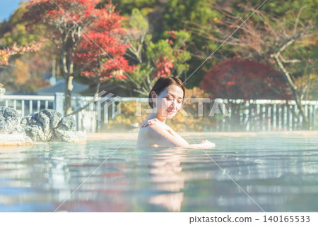 一位女士在露天浴池中放鬆 140165533