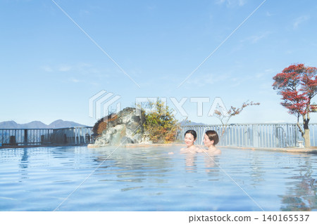 露天浴池的女人 140165537