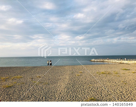 一條鵝卵石小路通往大海,眼前是一片雲海。 一條鵝卵石小路通往大海,眼前是一片雲海。 140165849