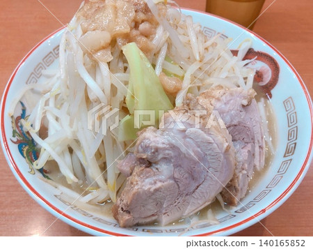 主廚Jiro風格的拉麵,上面堆滿了蔬菜和厚厚的叉燒肉片。 主廚Jiro風格的拉麵,上面堆滿了蔬菜和厚厚的叉燒肉片。 140165852