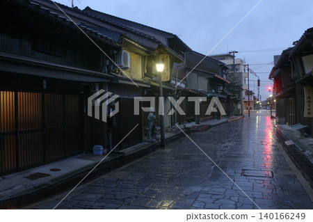 金谷町的雨夜 140166249