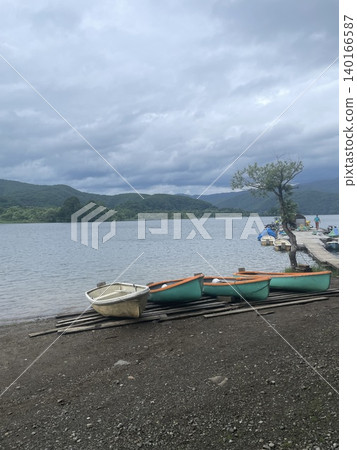 湖面有小船漂浮 湖面有小船漂浮 140166587