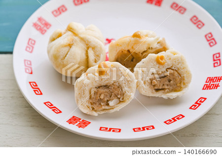 燒賣用麵包包裹,配芥末醬食用。 燒賣用麵包包裹,配芥末醬食用。 140166690